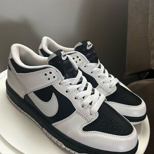 Nike Men's Black and White Low-Top Sneakers